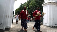Para abdi dalam diwajibkan memakai masker.