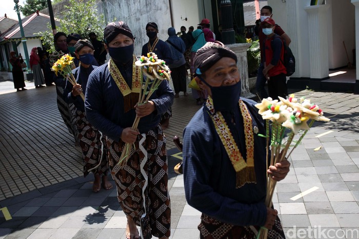 Abdi dalem Keraton Yogyakarta mengikuti Grebeg Maulud di komplek Keraton Yogyakarta, Kamis (29/10). Acara ini diselenggarakan dengan protokol kesehatan ketat.