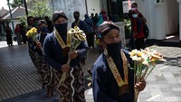 Sejumlah abdi dalem Keraton Yogyakarta membawa Ubo Rampe (makanan) bagian dari Gunungan Grebeg Maulud saat pelaksanaan tradisi Grebeg Maulud di komplek Keraton Yogyakarta, Kamis (29/10/2020). 