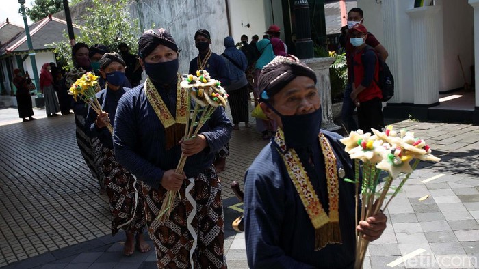 Abdi dalem Keraton Yogyakarta mengikuti Grebeg Maulud di komplek Keraton Yogyakarta, Kamis (29/10). Acara ini diselenggarakan dengan protokol kesehatan ketat.