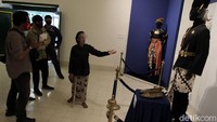 Tiket masuk pameran tersebut dibanderol Rp 8.000. Pengunjung pun dapat membeli tiket terusan seharga Rp 15.000 sehingga tak hanya bisa melihat pameran Sang Adiwira, pengunjung juga dapat menikmati wisata Keraton Yogyakarta. Pius Erlangga/Detikcom.