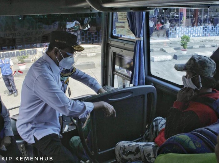 Menhub Budi Karya Sumadi meninjau penerapan protokol kesehatan di Terminal Kampung Rambutan, Jakarta.