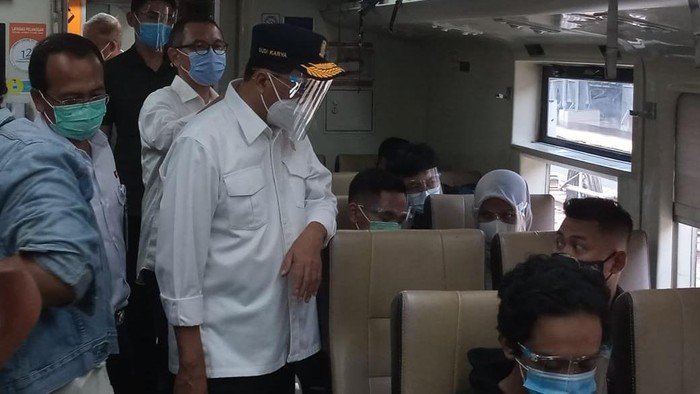 Menhub tinjau penerapan protokol kesehatan di Stasiun Senen, Jakarta Pusat