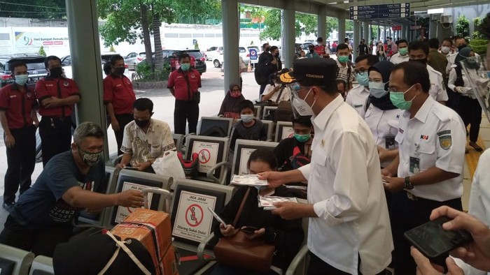 Menhub tinjau penerapan protokol kesehatan di Stasiun Senen, Jakarta Pusat