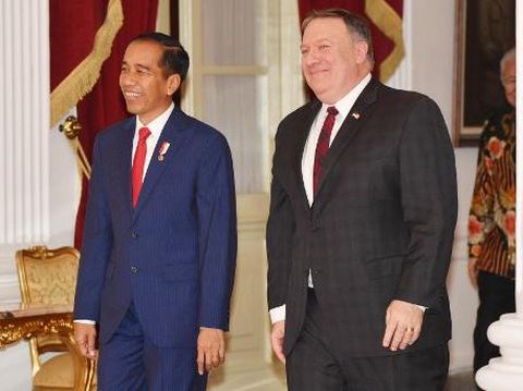US Secretary of State Mike Pompeo (R) walks with Indonesia's President Joko Widodo (L) after a bilateral meeting at the presidential palace in Jakarta on August 5, 2018. (Photo by ADEK BERRY / POOL / AFP)