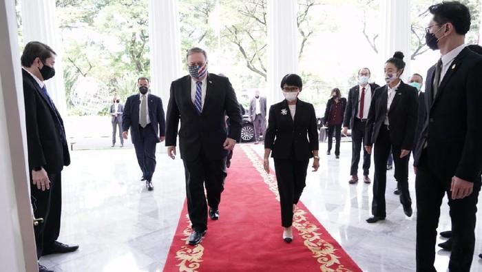 Menlu RI Retno Marsudi dengan Menlu AS, Mike Pompeo
