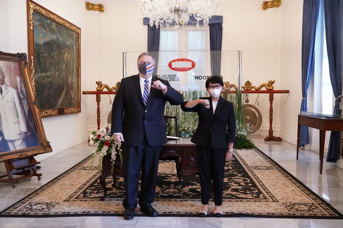 Menlu Retno Marsudi sambut kedatangan Menlu AS Mike Pompeo. (Dok Kemlu RI)