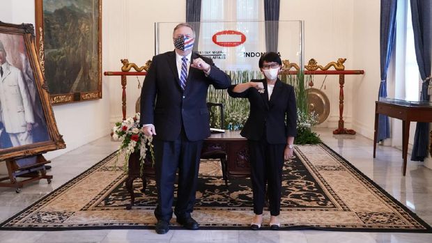 Menlu Retno Marsudi sambut kedatangan Menlu AS Mike Pompeo. (Dok Kemlu RI)