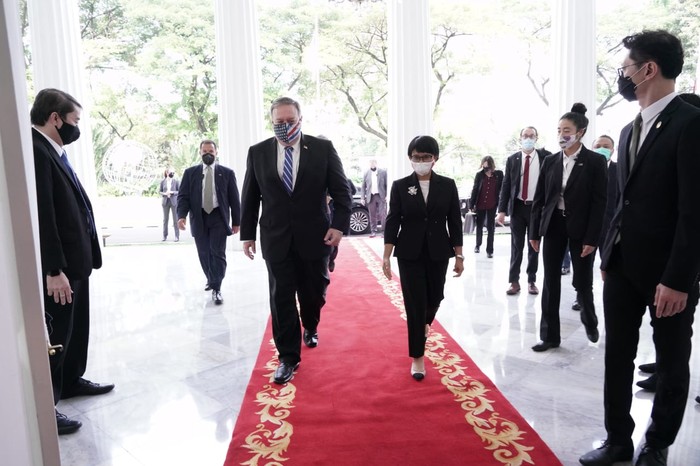 Menlu Retno Marsudi sambut kedatangan Menlu AS Mike Pompeo. (Dok Kemlu RI)