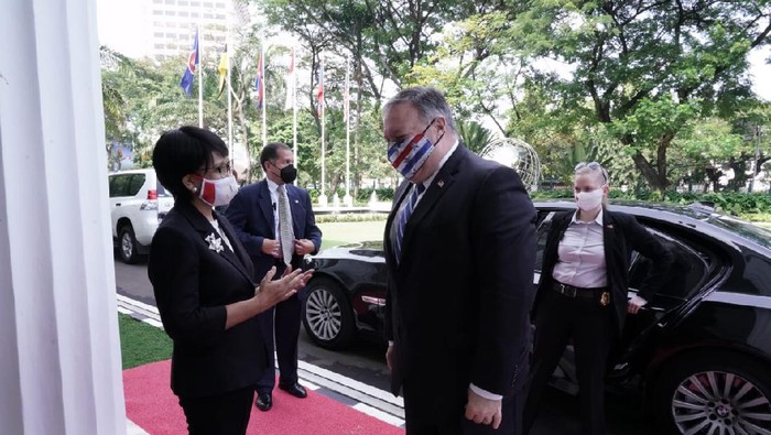 Menlu Retno Marsudi sambut kedatangan Menlu AS Mike Pompeo. (Dok Kemlu RI)