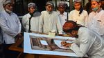 Seniman Kaligrafi Menulis Ulang Musyaf Al Quran dengan Tangan