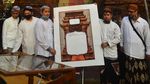 Seniman Kaligrafi Menulis Ulang Musyaf Al Quran dengan Tangan