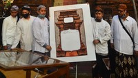 Sejumlah seniman kaligrafi menunjukkan lembaran pertama Musyaf Alquran yang ditulis kembali saat kegiatan Mbabar Mushaf Menara di Kudus, Jawa Tengah, Rabu(28/10/2020).