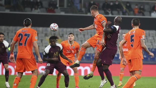 PSG's Moise Kean center no 18, heads the ball to score during the Champions League group H soccer match between Basaksehir and Paris Saint Germain in Istanbul, Wednesday, Oct. 28, 2020. (Tolga Bozoglu/Pool via AP)