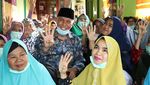 Momen Cagub Mahyeldi Sapa Warga Saat Blusukan di Sumbar