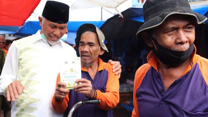 Momen Cagub Mahyeldi Blusukan di Sumatera Barat Calon Gubernur Sumatera Barat, Mahyeldi, blusukan ke sejumlah wilayah di Sumbar. Tak jarang ia menyapa warga di sela-sela kegiatan tersebut.