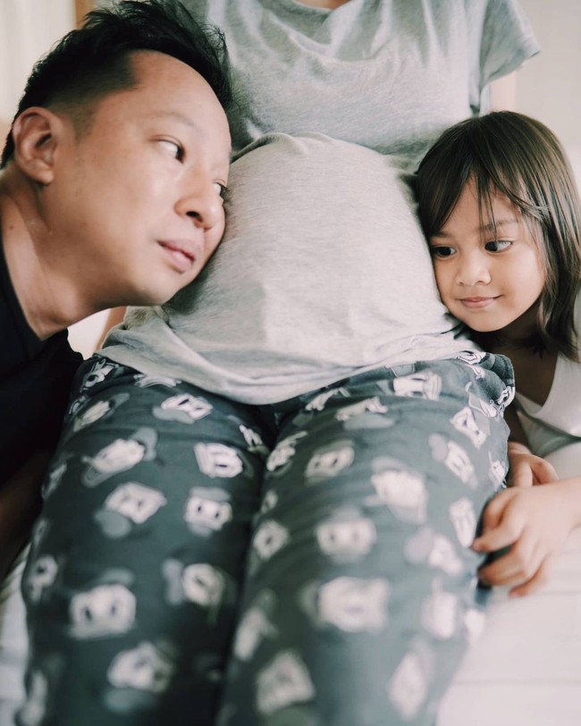 Impian pasangan Ringgo Agus dan Sabai Morschek untuk menambah momongan kedua pada 2018 gagal terwujud. Pasalnya, janin di perut Sabai meninggal saat baru berusia lima minggu. Namun, kehilangan tersebut sudah tergantikan dengan hadirnya Curtis Ziggy Mars Morscheck yang lahir pada 30 Oktober 2020 lalu. (Foto: Instagram/@ringgoagus)