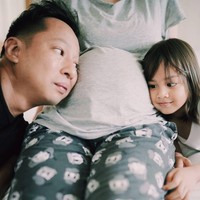 Impian pasangan Ringgo Agus dan Sabai Morschek untuk menambah momongan kedua pada 2018 gagal terwujud. Pasalnya, janin di perut Sabai meninggal saat baru berusia lima minggu. Namun, kehilangan tersebut sudah tergantikan dengan hadirnya Curtis Ziggy Mars Morscheck yang lahir pada 30 Oktober 2020 lalu. (Foto: Instagram/@ringgoagus)