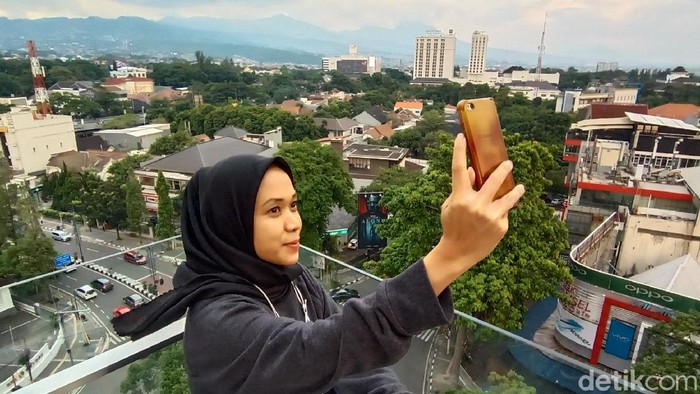 Rooftop cafe di Moxy Hotels, Bandung.