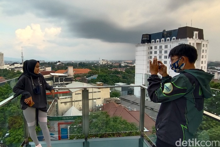 Rooftop cafe di Moxy Hotels, Bandung.