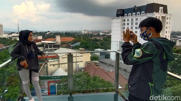 Rooftop cafe di Moxy Hotels, Bandung.