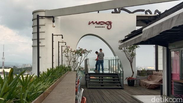Rooftop cafe di Moxy Hotels, Bandung.