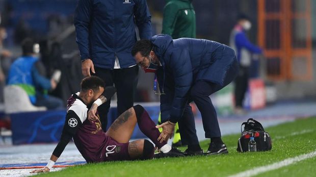 ISTANBUL, TURKEY - OCTOBER 28: Neymar of Paris Saint-Germain receives medical treatment during the UEFA Champions League Group H stage match between Istanbul Basaksehir and Paris Saint-Germain at Basaksehir Fatih Terim Stadyumu on October 28, 2020 in Istanbul, Turkey. Sporting stadiums around Turkey remain under strict restrictions due to the Coronavirus Pandemic as Government social distancing laws prohibit fans inside venues resulting in games being played behind closed doors. (Photo by Ozan Kose - Pool/Getty Images)