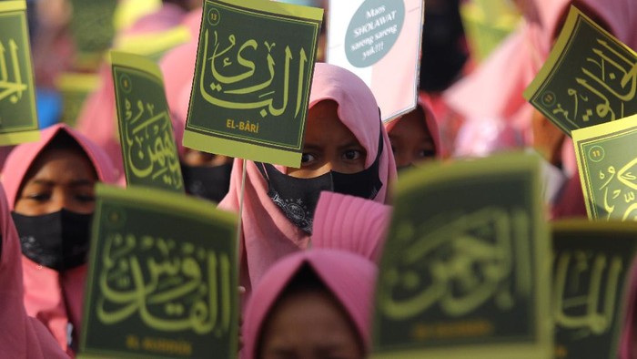 Peserta mengikuti pawai Maulid Nabi di Kampung Nelayan Nambangan-Cumpat, Surabaya, Jawa Timur, Rabu (28/10/2020). Pawai yang diikuti murid dan guru dari sembilan Taman Pendidikan Al Quran (TPA) serta warga kampung nelayan tersebut dalam rangka memperingati hari kelahiran atau maulid Nabi Muhammad SAW. ANTARA FOTO/Moch Asim/foc.