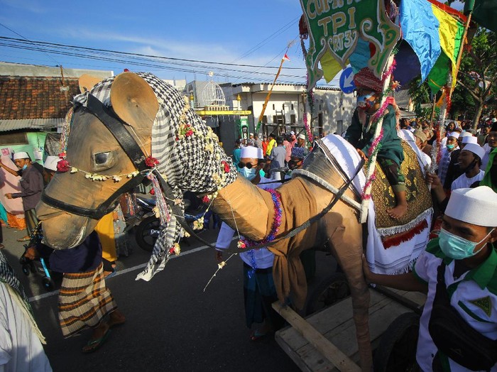 Peserta mengikuti pawai Maulid Nabi di Kampung Nelayan Nambangan-Cumpat, Surabaya, Jawa Timur, Rabu (28/10/2020). Pawai yang diikuti murid dan guru dari sembilan Taman Pendidikan Al Quran (TPA) serta warga kampung nelayan tersebut dalam rangka memperingati hari kelahiran atau maulid Nabi Muhammad SAW. ANTARA FOTO/Moch Asim/foc.