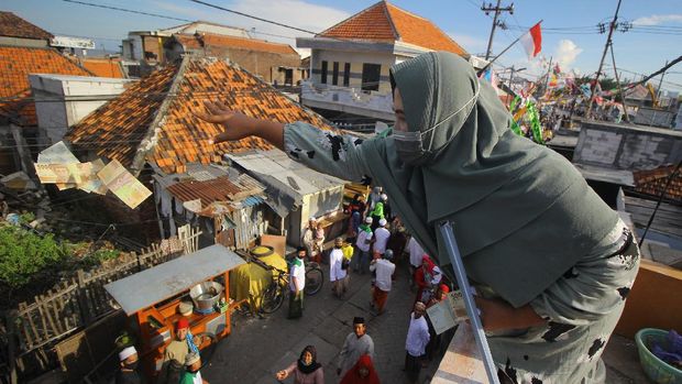 Peserta mengikuti pawai Maulid Nabi di Kampung Nelayan Nambangan-Cumpat, Surabaya, Jawa Timur, Rabu (28/10/2020). Pawai yang diikuti murid dan guru dari sembilan Taman Pendidikan Al Quran (TPA) serta warga kampung nelayan tersebut dalam rangka memperingati hari kelahiran atau maulid Nabi Muhammad SAW. ANTARA FOTO/Moch Asim/foc.