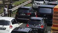 Volume kendaraan yang menuju tol Cikampek sangat padat saat libur panjang ini.