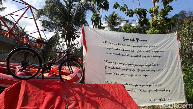 Pengibaran bendera raksasa oleh Mapala UPN Veteran Yogyakarta dan Federal Yogya Brayat Kidul di Jembatan Baru Kedungjati, Bantul, Kamis (29/10/2020).