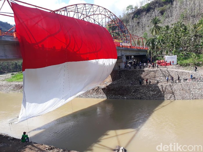 Pengibaran bendera raksasa oleh Mapala UPN Veteran Yogyakarta dan Federal Yogya Brayat Kidul di Jembatan Baru Kedungjati, Bantul, Kamis (29/10/2020).