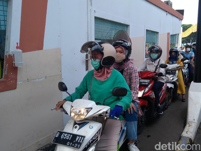 Pengunjung saat hendak memasuki TMII, Jakarta.