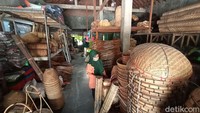 Pada tradisi tersebut setiap anak membawa jajan pasar yang ditaruh dalam keranjang tersebut. Kemudian didoakan dan saling bertukar jajanan.