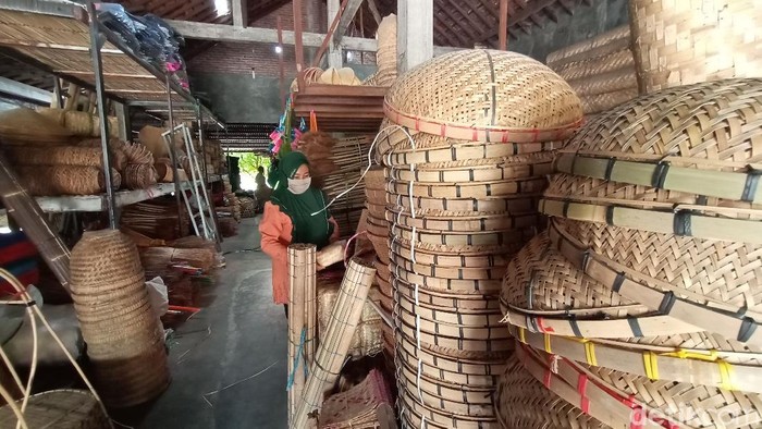 Peringatan Maulid Nabi Muhammad Berkah Bagi Pedagang Keranjang Bambu Pedagang keranjang anyaman bambu dibanjiri permintaan saat Peringatan Maulid Nabi Muhammad. Keranjang bambu ini digunakan untuk tradisi golok-golok menthok di Kudus.