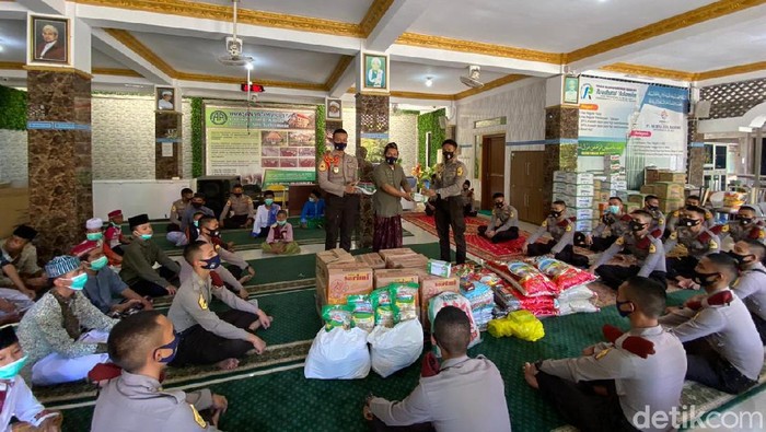 Peringati Sumpah Pemuda dan Maulid Nabi, Taruna Akpol Jatim Berbagi Sembako