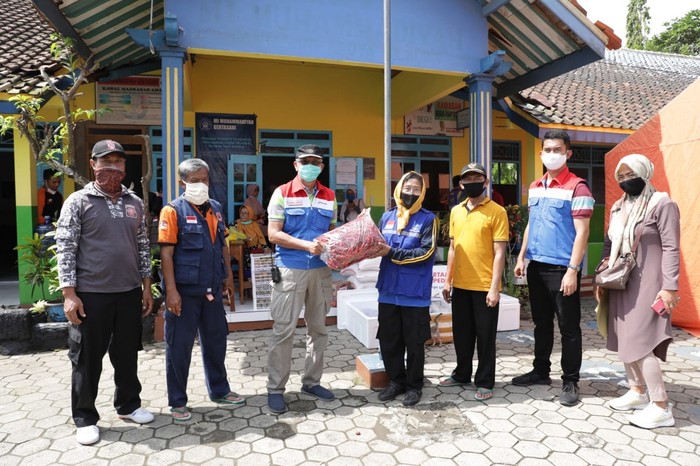 Pertamina Refinery Unit (RU) IV Cilacap melalui program Pertamina Peduli memberikan bantuan kepada warga di Desa Gentasari, Cilacap.