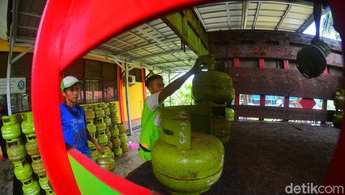 Petugas operasi pasar gas LPG bersubsidi di Kecamatan Sidamulih Pangandaran tengah mengangkut tabung.
