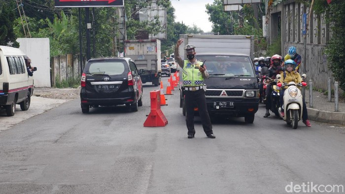 Polisi melakukan pengaturan lalu lintas di kawasan wisata Lembang.