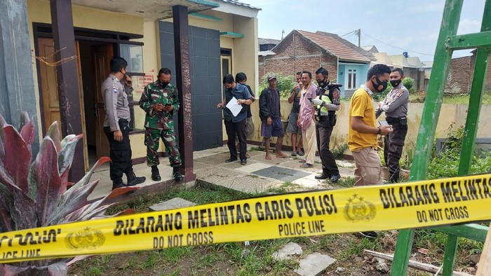 Polisi pasangi garis polisi di lokasi penemuan mayat seorang pria di Sumedang.