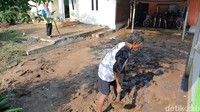 Banjir ini meninggalkan endapan lumpur yang cukup tebal.