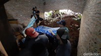 Selain itu, terdapat pula beberapa rumah warga yang terkena material longsor.