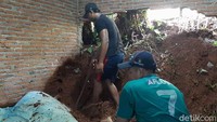 Selain banjir, longsor juga terjadi di Desa Kalisalak, tepatnya di Grumbul Karang Bandar. Salah satu rumah warga, Kartum (43), jebol setelah tertimpa material longsor dari tebing setinggi sekitar 14 meter.  