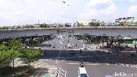 Tampak sejumlah kendaraan melintasi salah satu ruas jalan di Jakarta yang tampak lengang saat libur panjang dan cuti bersama.
