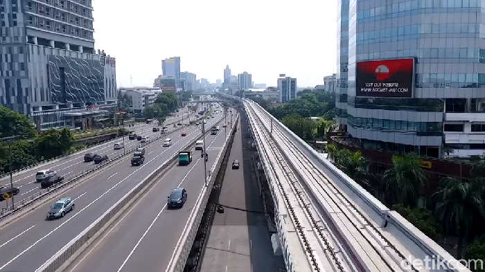 Potret Jalan Protokol Jakarta yang Lengang Momen libur panjang dan cuti bersama dimanfaatkan sejumlah warga Jakarta untuk bepergian ke luar kota. Alhasil, suasana jalan di Ibu Kota pun tampak lengang.