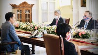 Kunjungan Pompeo ke Indonesia adalah dalam rangkaian perjalanannya ke India, Sri Lanka, Maladewa, dan Indonesia pada 25-30 Oktober 2020. Kunjungan ini dilakukan di tengah meningkatnya ketegangan antara AS dan China dalam mencari dukungan negara-negara di Asia, khususnya soal konflik Laut China Selatan, yang diklaim sebagai wilayah milik China. Klaim tersebut ditentang oleh banyak negara, termasuk Indonesia. dok. Setpres RI/Rusman