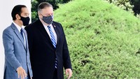 Jokowi mengajak Pompeo berkeliling ruangan di gedung utama Istana Kepresidenan Bogor. dok. Setpres RI/Muchlis Jr