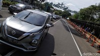Pengguna sepeda juga harus mengantre untuk masuk.