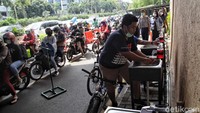 Pengunjung juga harus mencuci tangan sebelum masuk.